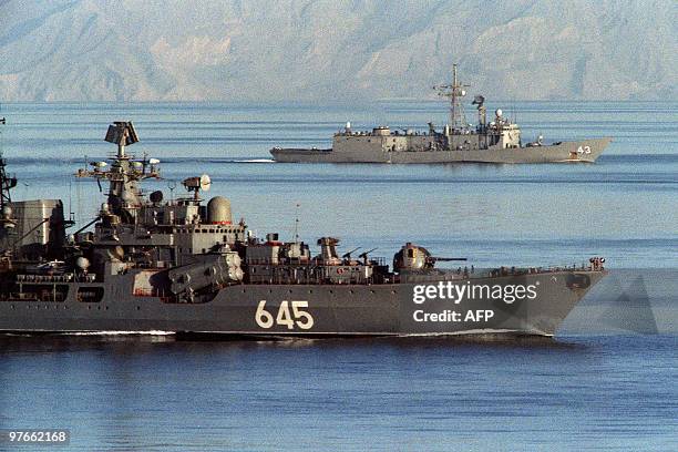 Soviet warship passes alongside the U.S. Guided missile frigate USS Thach as it enters the Gulf off the coast of Oman November 21, 1987. The Thach is...