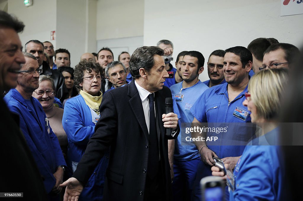 French President Nicolas Sarkozy (C) spe