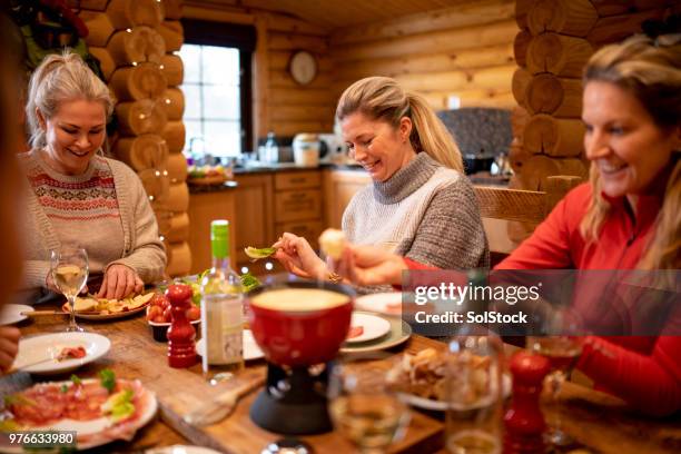 mitarbeiter beim abendessen - fondue stock-fotos und bilder