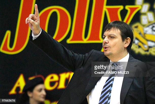 Efes Pilsen's Istambul coach Ergin Ataman speaks to his players during their Top 16 Game 6, Groupe F, Euroleague basketball match against Montepaschi...