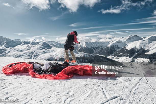 ein skifahrer bereitet speedriding. speedriding ist eine neue extremsportart und verbindet skifahren mit paragliding. - chute ski stock-fotos und bilder