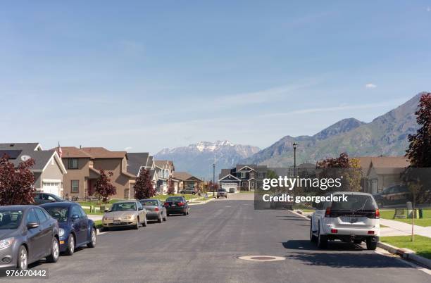 modern american housing development - utah neighborhood stock pictures, royalty-free photos & images