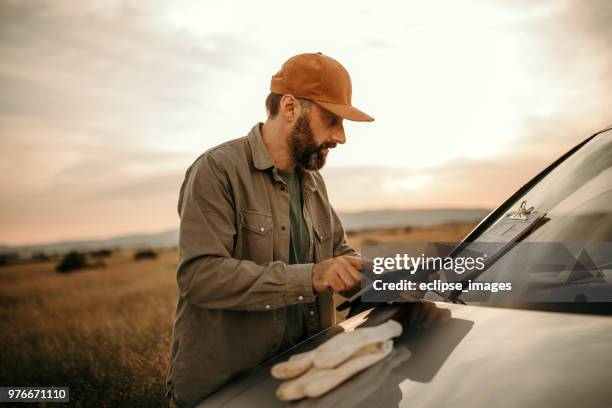 farmer, die analyse von statistiken über digital-tablette - autobauer stock-fotos und bilder