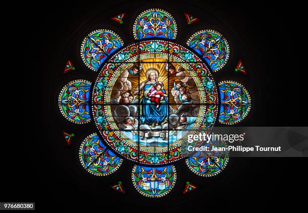 stained glass rose window featuring the virgin mary and her son jesus christ in the church of digoin, eglise notre dame de la providence, digoin, saône et loire, burgundy, france - rose window stock pictures, royalty-free photos & images