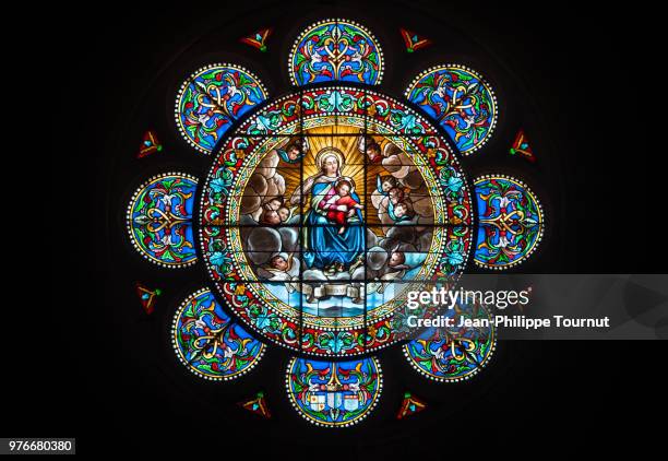 stained glass rose window featuring the virgin mary and her son jesus christ in the church of digoin, eglise notre dame de la providence, digoin, saône et loire, burgundy, france - mary moody 個照片及圖片檔