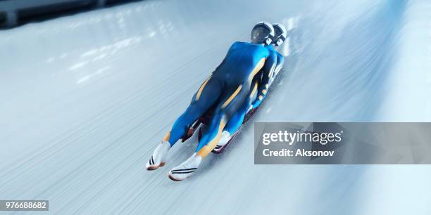 mâle lugeurs couple en piste de luge professionnel - luge competition photos et images de collection