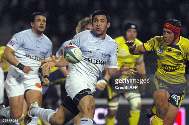 Bayonne's N°8 Dawyne Haare passes the ball, during the French Top 14 rugby union match, Bayonne vs Montferrand on March 12, 2010 at the Jean Dauger...