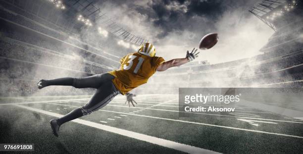 american football speler in de professionele sport stadion - aksonov stockfoto's en -beelden