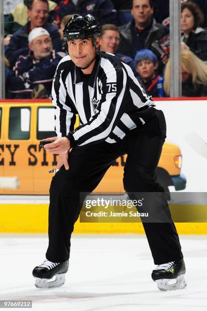Linesman Derek Amell of the NHL gets ready to drop the puck for a face off between the Atlanta Thrasers and the Columbus Blue Jackets on March 11,...