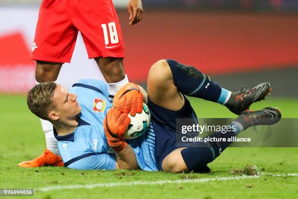 April 2018, Germany, Leipzig: Soccer, German Bundesliga, RB Leipzig vs Bayer Leverkusen at the Red Bull Arena. Leipzig's Ademola Lookman fails to get...