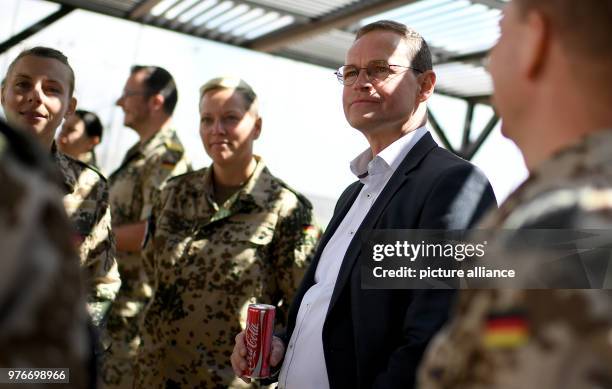 Dpatop - Governing Mayor of Berlin and President of the Bundesrat Michael Mueller meets with German troops at al-Azraq base near Azraq, Jordan, 10...