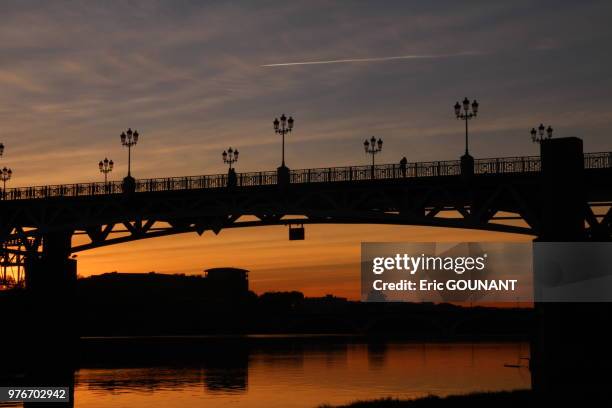 sunset in front of la grave hospital (toulouse, france) - la grave stock-fotos und bilder