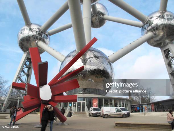 January 2018, Belgium, Brussels: Tourists take selfies in front of the 102m tall Atomium building. The Atomium was created for the World Exhibtion of...