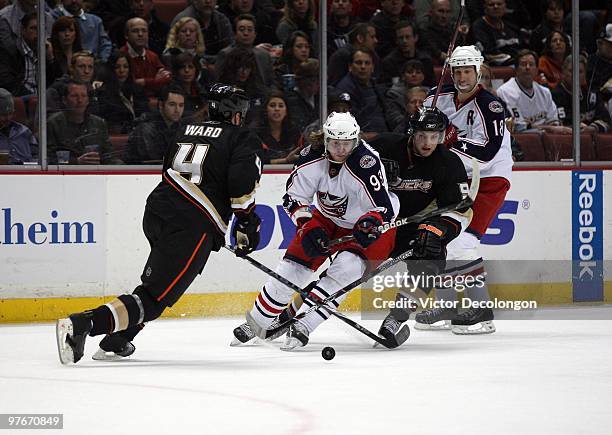 Jakub Voracek of the Columbus Blue Jackets plays the puck to the middle against Aaron Ward and Bobby Ryan of the Anaheim Ducks in the second period...