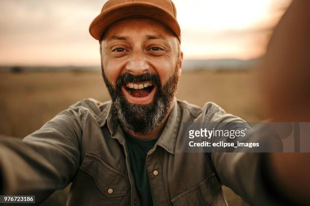 homme faisant selfie dans déposée de blé - agriculteur selfie photos et images de collection