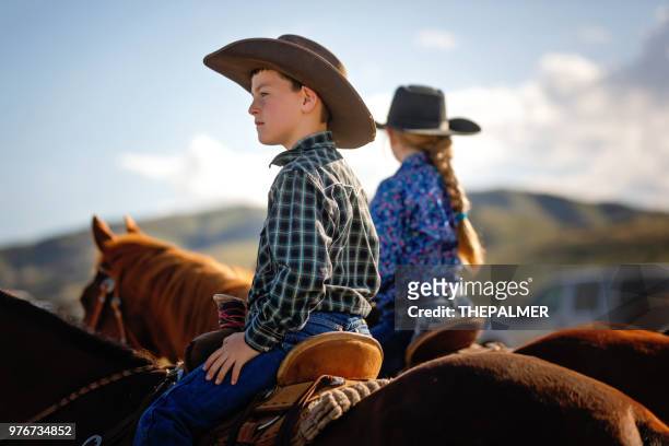 kleine kinder reiten - cowgirl stock-fotos und bilder