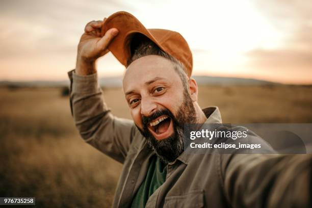 homme faisant selfie dans déposée de blé - agriculteur selfie photos et images de collection