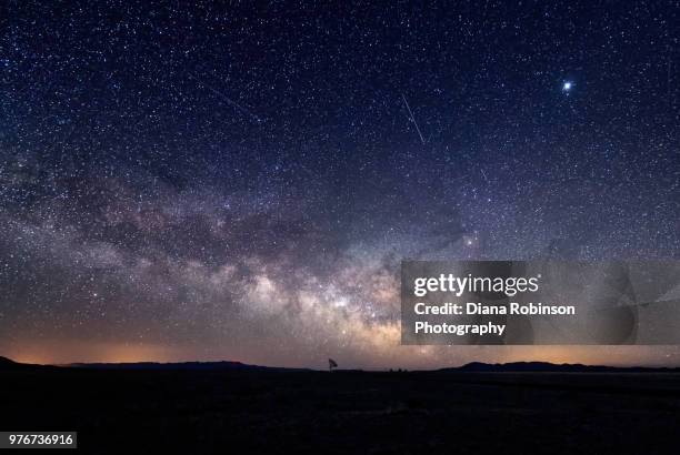 the milky way and meteors over a radio telescope at the karl g. jansky very large array national radio astronomy observatory in new mexico - g star stock pictures, royalty-free photos & images