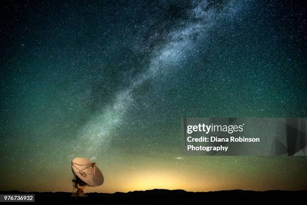 the milky way over a radio telescope at the karl g. jansky very large array national radio astronomy observatory in new mexico - satellite dish stockfoto's en -beelden