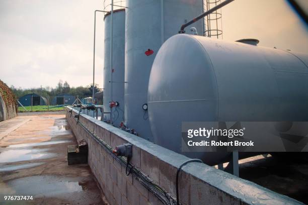 hazardous waste treatment plant - behållare för farligt avfall bildbanksfoton och bilder