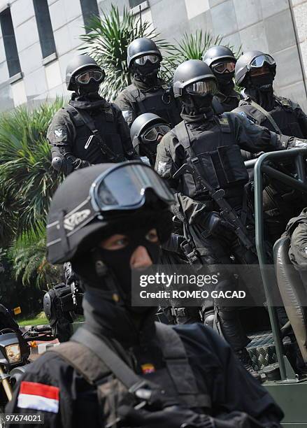 Indonesian elite police anti-terrorist commandos from Densus 88 and Crisis Response Team prepare to take off from the Jakarta police headquarters on...