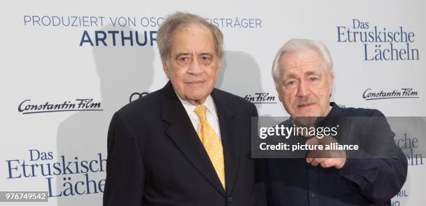 Der Produzent Arthur Cohn und der Schauspieler Brian Cox beim Fotocall zum Kinofilm «Das Etruskische Lächeln». Kinostart ist am 12. April 2018....