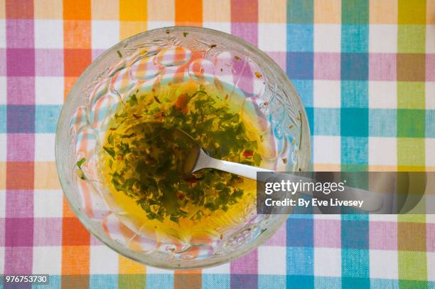 coriander/cilantro and chilli dressing - vinaigrette dressing photos et images de collection