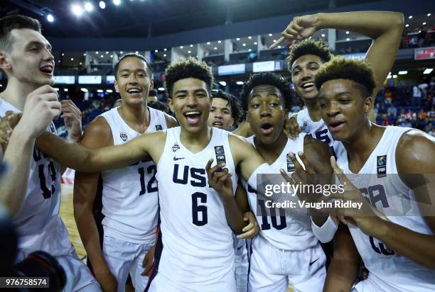 Matthew Hurt, Kamaka Hepa, Quentin Grimes, Quamdeen Dosunmu, Trayce Davis and Armando Bacot of the United States celebrate winning Gold against...