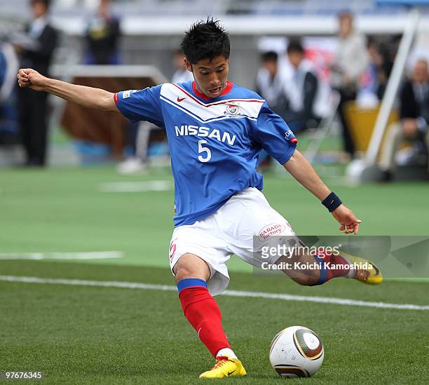 Yusuke Tanaka of Yokohama Marinos in action during the J.League match between Yokohama Marinos and Shonan Bellmare at the Nissan Stadium on March 13,...