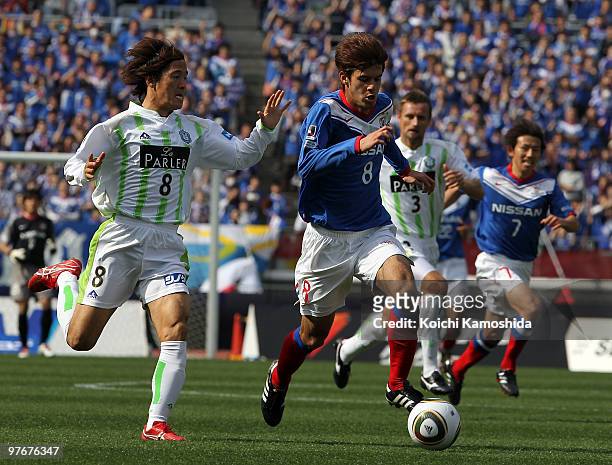 Aria Jasuru Hasegawa of Yokohama Marinos competes for the ball with Koji Sakamoto of Shonan Bellmare during the J.League match between Yokohama...