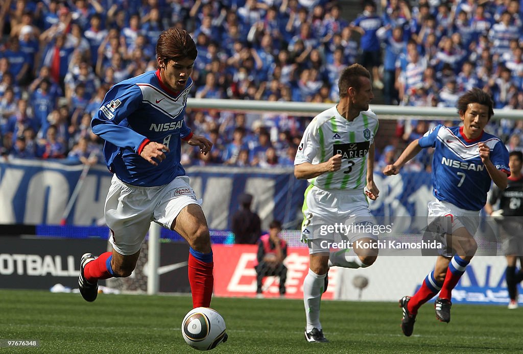 Yokohama Marinos v Shonan Bellmare - J. League Soccer