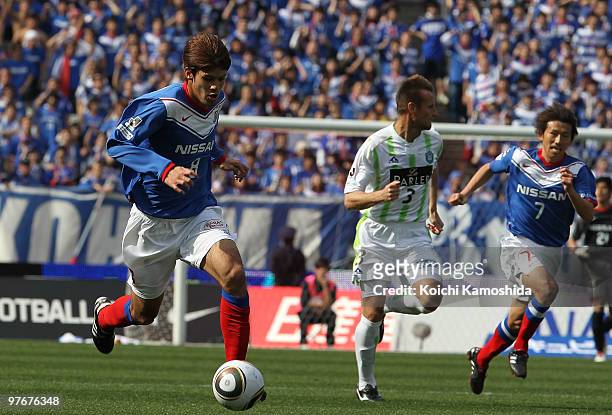 Aria Jasuru Hasegawa of Yokohama Marinos in action during the J.League match between Yokohama Marinos and Shonan Bellmare at the Nissan Stadium on...