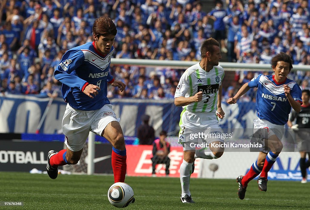 Yokohama Marinos v Shonan Bellmare - J. League Soccer