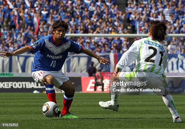 Koji Yamase of Yokohama Marinos competes for the ball with Ryota Nagata of Shonan Bellmare during the J.League match between Yokohama Marinos and...