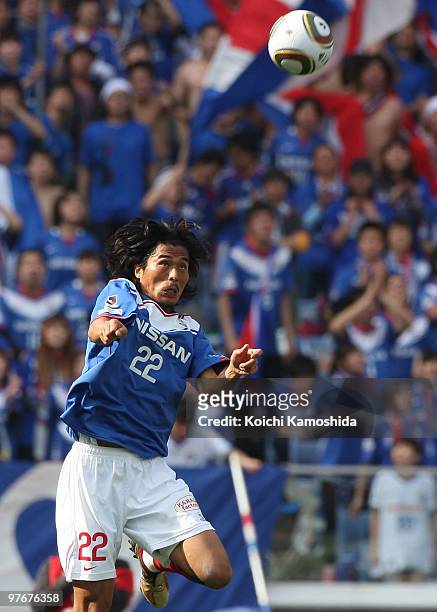 Yuji Nakazawa of Yokohama Marinos in action during the J.League match between Yokohama Marinos and Shonan Bellmare at the Nissan Stadium on March 13,...