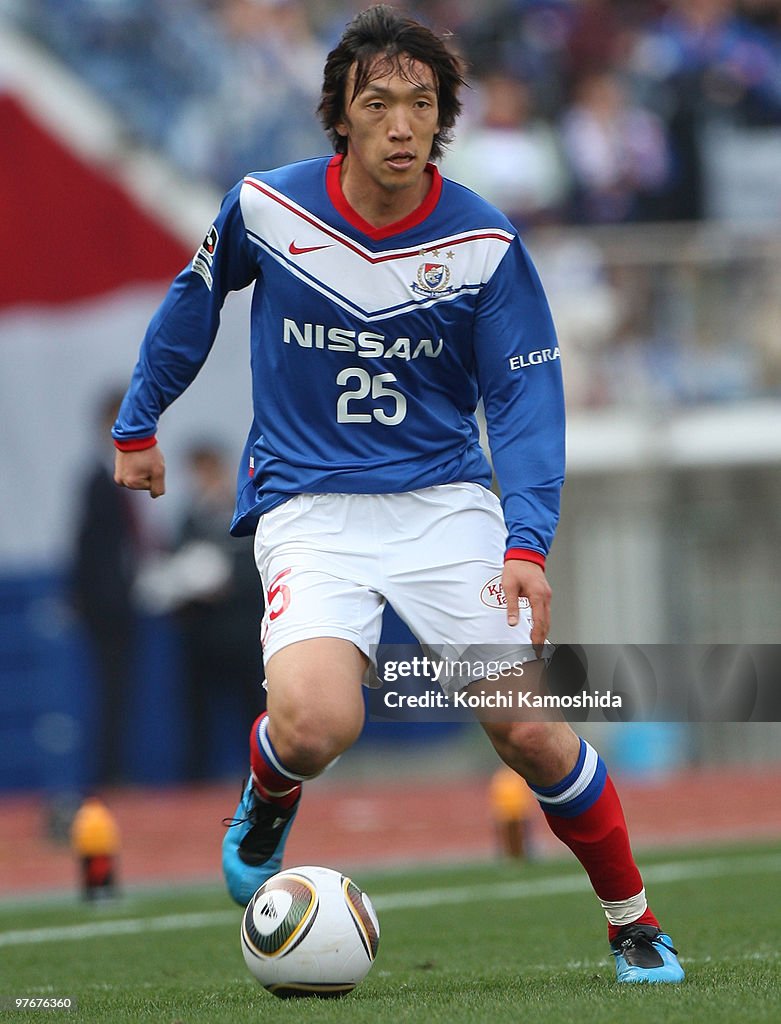 Yokohama Marinos v Shonan Bellmare - J. League Soccer