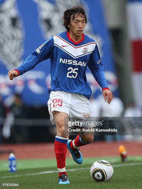 Shunsuke Nakamura of Yokohama Marinos in action during the J.League match between Yokohama Marinos and Shonan Bellmare at the Nissan Stadium on March...