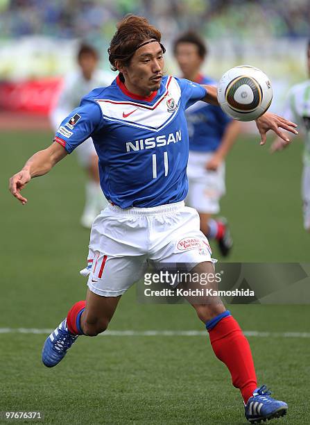 Daisuke Sakata of Yokohama Marinos in action during the J.League match between Yokohama Marinos and Shonan Bellmare at the Nissan Stadium on March...