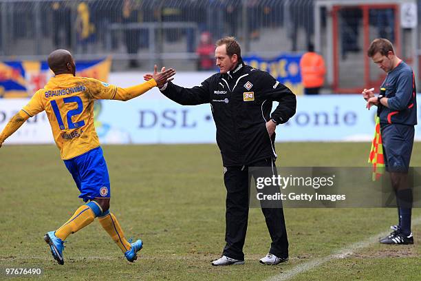 Dominick Kumbela of Braunschweig celebrates with head coach Torsten Lieberknecht during the 3. Liga match between Eintracht Braunschweig and SpVgg...