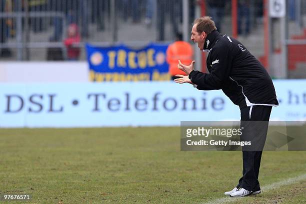 Head coach Torsten Lieberknecht of Braunschweig gives instructions during the 3. Liga match between Eintracht Braunschweig and SpVgg Unterhaching at...