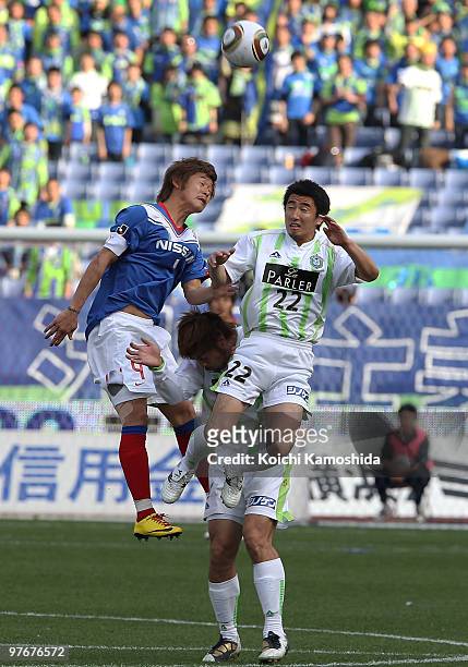 Yuzo Kurihara of Yokohama Marinos competes for the ball with Yuya Nakamura of Shonan Bellmare during the J.League match between Yokohama Marinos and...