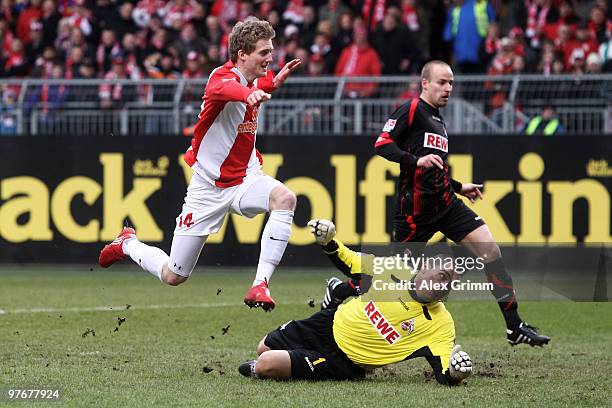 Andre Schuerrle of Mainz scores his team's first goal against goalkeeper Faryd Mondragon and Miso Brecko of Koeln during the Bundesliga match between...