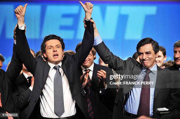 Christophe Béchu, chef de file UMP en région Pays de la Loire et le Premier Ministre François Fillon saluent, le 11 mars 2010 à Nantes, à l'issue...