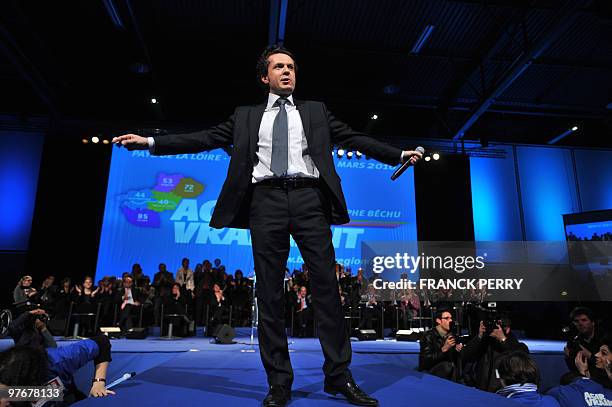 Christophe Béchu, chef de file UMP en région Pays de la Loire salue les militants, le 11 mars 2010 à Nantes, lors d'un meeting de campagne pour les...