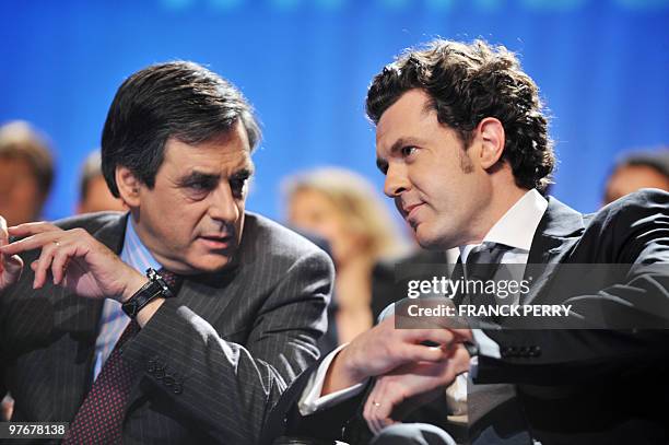 Christophe Béchu, chef de file UMP en région Pays de la Loire est assis aux côtés du Premier Ministre François Fillon, le 11 mars 2010 à Nantes, lors...