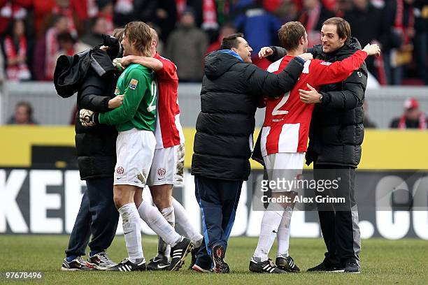Head coach Thomas Tuchel of Mainz celebrates with players of Mainz after the Bundesliga match between FSV Mainz 05 and 1. FC Koeln at the Bruchweg...