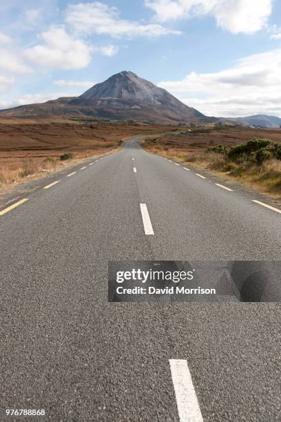 road towards errigal peak, donegal, donegal, ireland - monte derryveagh fotografías e imágenes de stock