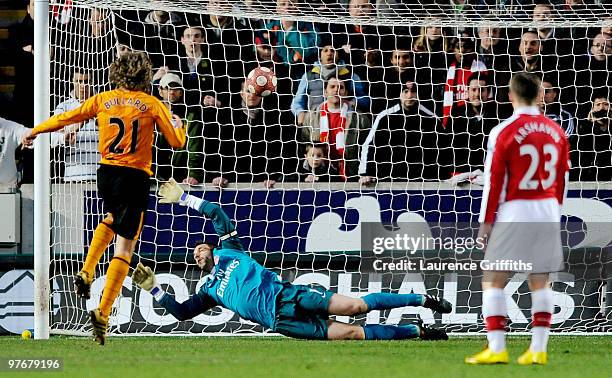 Jimmy Bullard of Hull fires in a penalty past Manuel Almunia of Arsenal during the Barclays Premier League match between Hull City and Arsenal at KC...