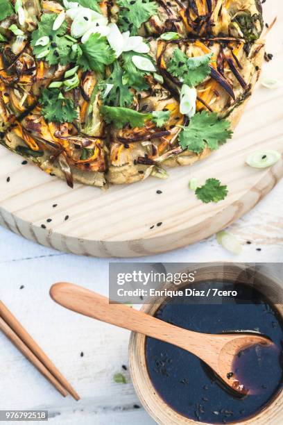 korean pancake with dipping sauce - schwarzer sesamsamen stock-fotos und bilder
