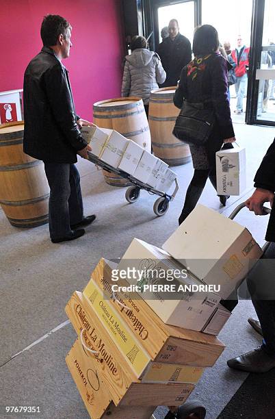 Les vignerons jouent la carte de la proximité pour sortir la tête de l'eau". People transport bottles of wine during the 11th edition of the...